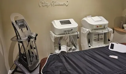 Cabina estetica avanzata Quinto Elemento a Milano 3 con tecnologie per rimodellamento corpo e lettino massaggi.