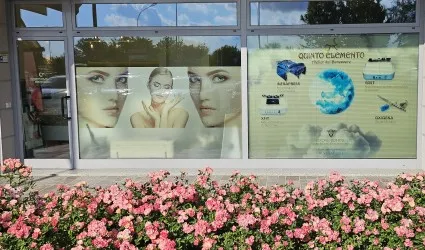 Ingresso e vetrina dell'Atelier Quinto Elemento a Basiglio Milano 3 – Centro estetico e benessere.