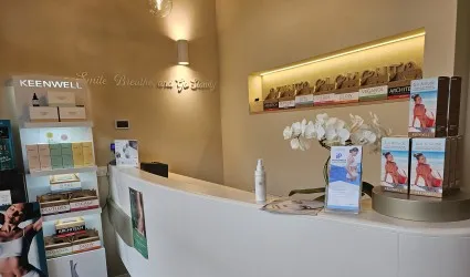 Desk accoglienza Atelier Quinto Elemento a Basiglio con esposizione di prodotti cosmetici di alta gamma.